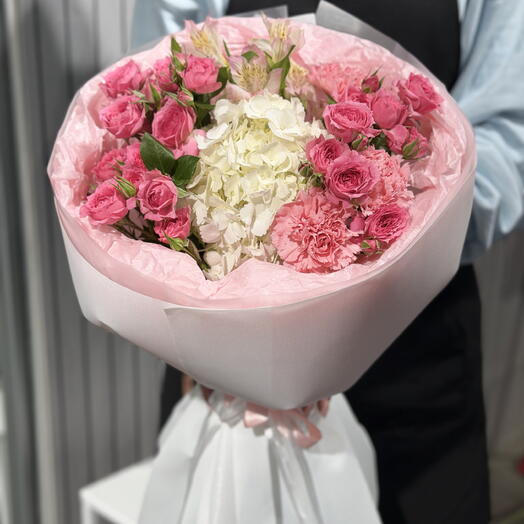 Сборный букет с гортензией, кустовой розой и диантусами 💞🌸