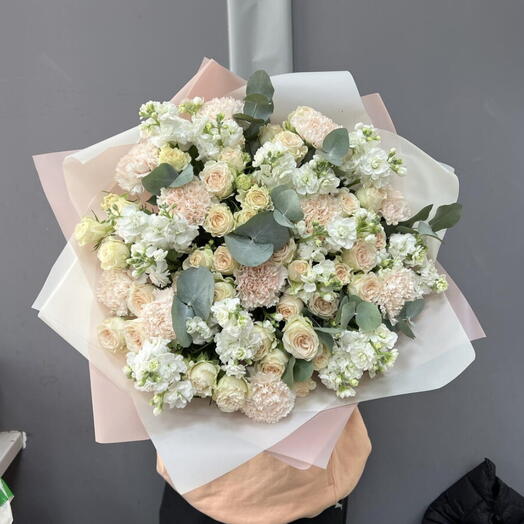 Большой букет с кустовыми розами, маттиолой и диантусами 🌸