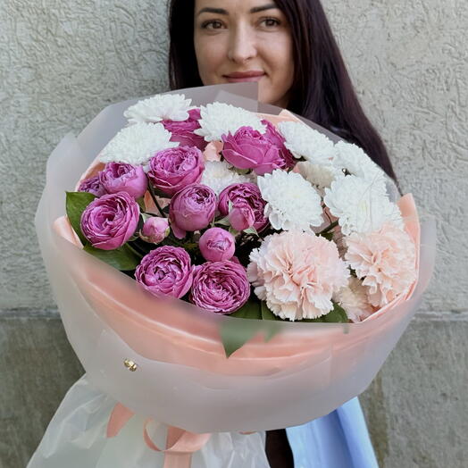 Нежный букет кустовые розы, диантусы, хризантемы и ковыль