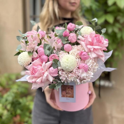 Композиция из розовой французкой розы, гортензии, хризантемы маммоко