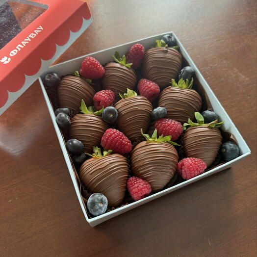 🍓 Клубника в молочном шоколаде с малиной и голубикой 🍫🫐