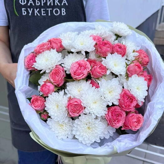 Букет кустовых хризантем с кустовой пионовидной розой