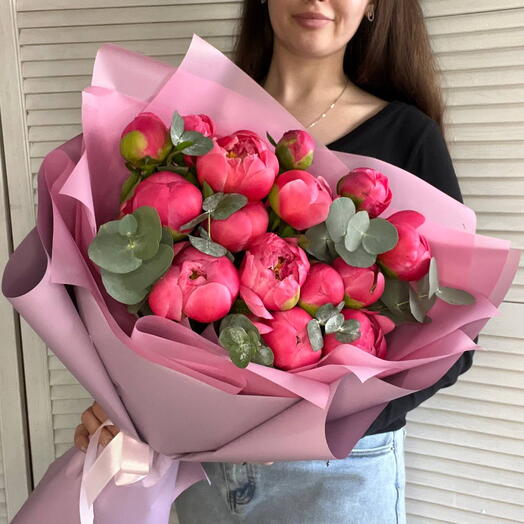 Букет из 15 пионов Coral Charm с эвкалиптом