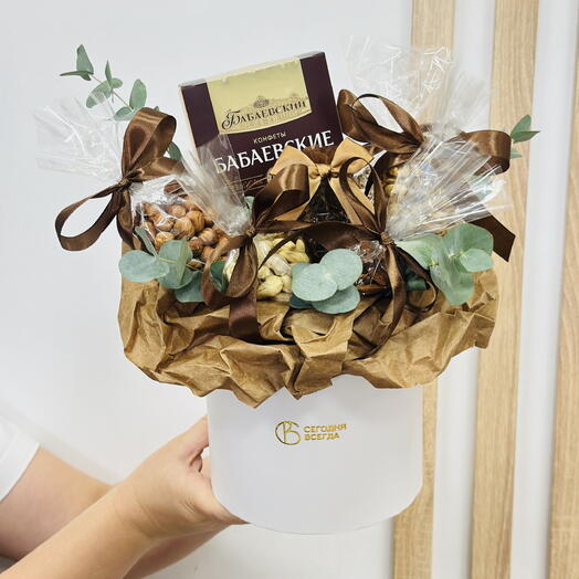 Подарочный набор в шляпной коробке с конфетами, орехами и чаем  «Избранный», доставляется в стильном крафт-пакете с окном