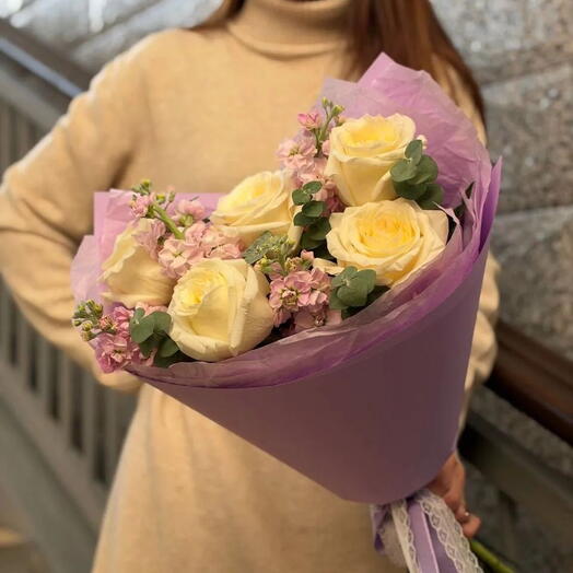Розы кэнди лайт с маттиолой