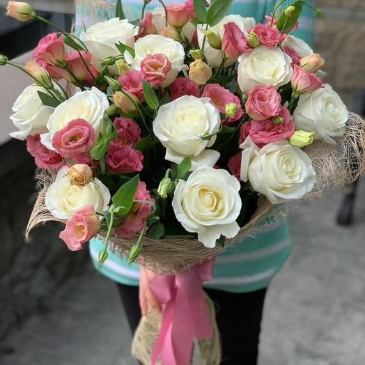 Букет из роз и эустомы