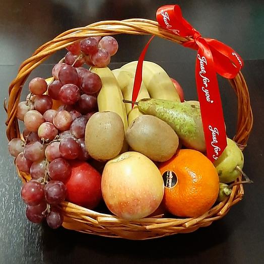 Корзина  с фруктами