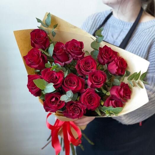 Ramo de rosas y eucaliptos