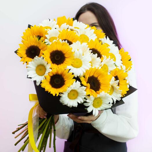Bouquet of daisies and sunflowers