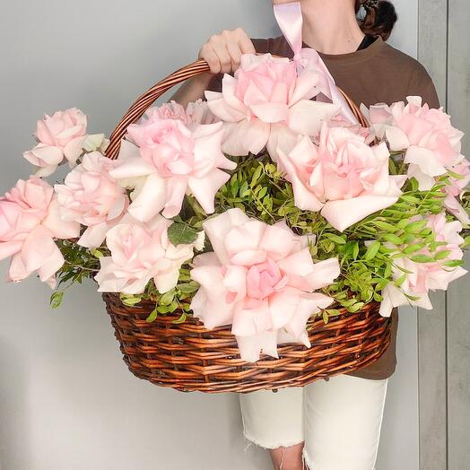 ✅ French roses in the basket