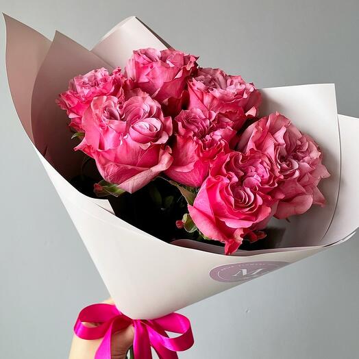 Rosas en forma de peonía en un ramo de elogios