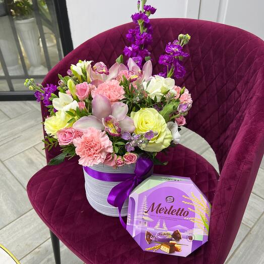Подарочный набор из композиции с орхидеями и розами конфетами