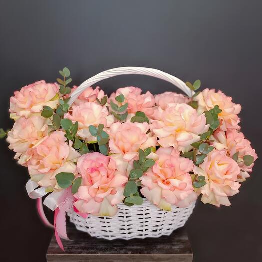 Корзина с французскими розами 21 штука