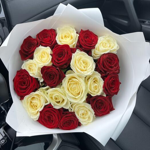 Ramo de rosas rosas rojas y blancas 21pcs