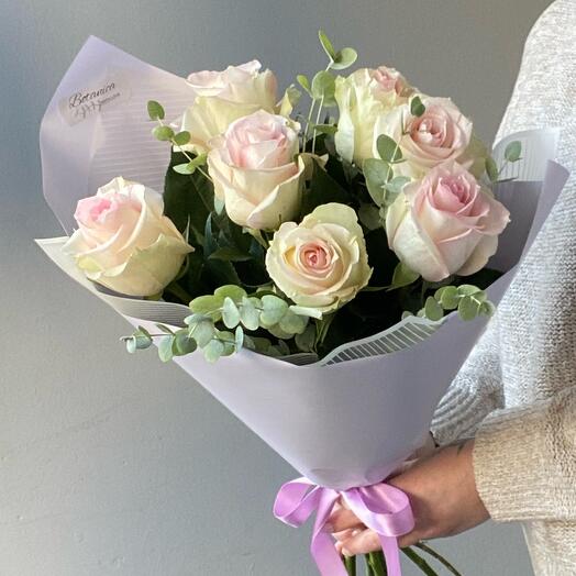 Ramo de rosas Rosadas suaves y eucalipto fragante