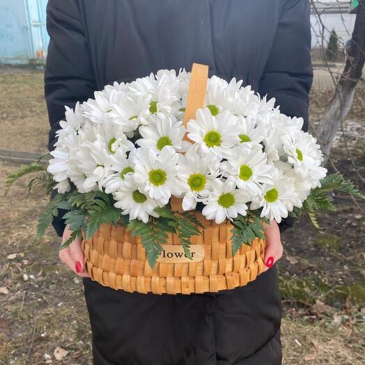 Корзина с ромашками