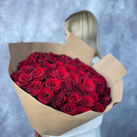 Brillante Monobook de 51 rosas rojas en un elegante paquete