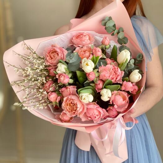 Букет с кустовыми пионовидными розами и тюльпанами Elegant Juliet