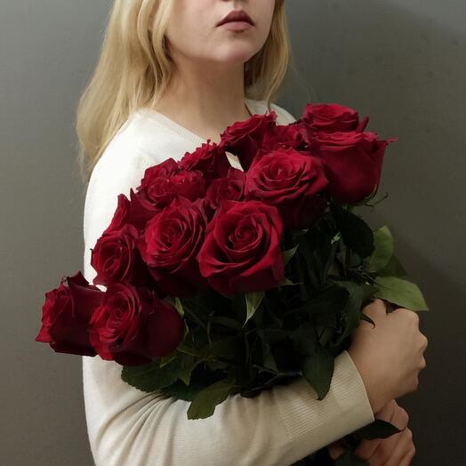 15 red roses under the ribbon