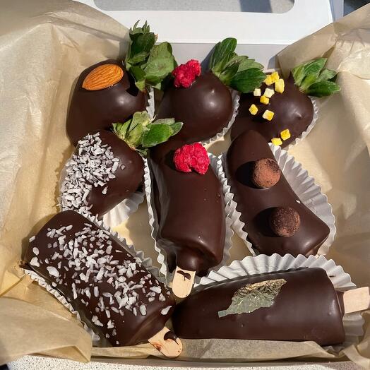 Клубника и бананы в шоколаде