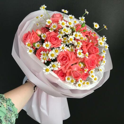 "Спелая папайя" букет из кустовых розовых роз и ромашек