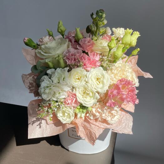 Delicate box with rose and dianthus