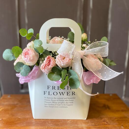 Bushy peony-shaped Rose in a handbag