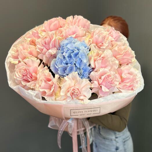 Hortensia azul y rosas francesas🌸