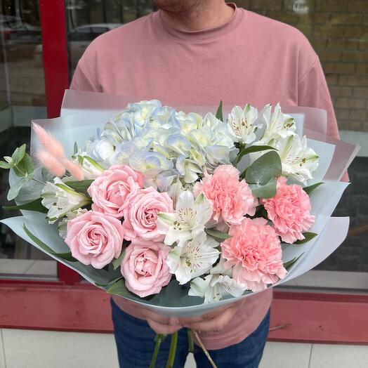 Ramo de autor con rosas arbustivas en forma de peonía, hortensias y alstroemeria