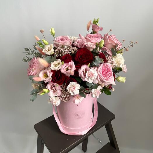 Powdery hatbox with roses, ozothamnus and eustoma