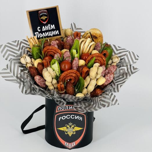 Съедобный подарок из колбас сыра и закусок с днём полиции