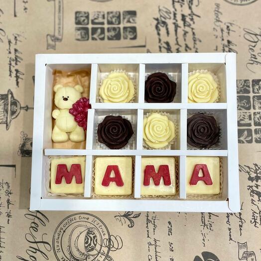 Коробка с шоколадными цветами, мишкой и буквами мама
