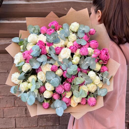 Monobucket of 21 peony-shaped bush roses