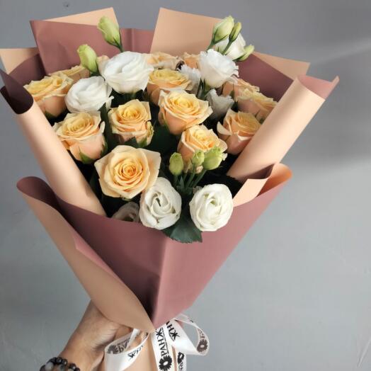 Букет из роз и лизиантусов от Оранж Алматы