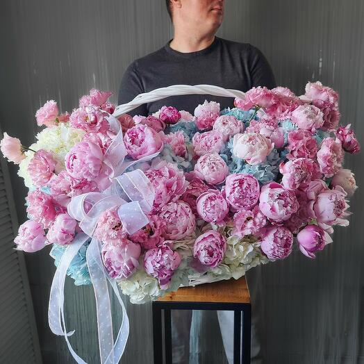 Корзина с пионами