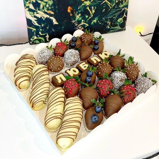 Fresas cubiertas de chocolate con plátanos "Amor"