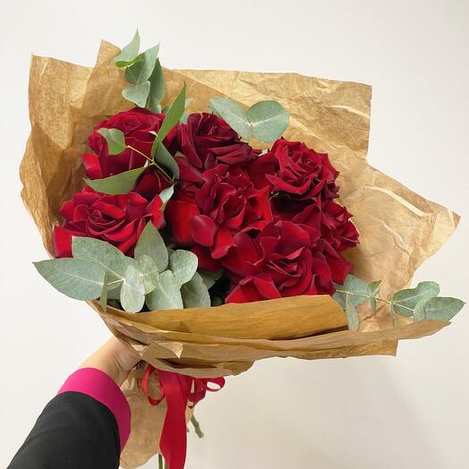 ¡Nuevo! Ramo de rosas francesas rojas con eucalipto fragante