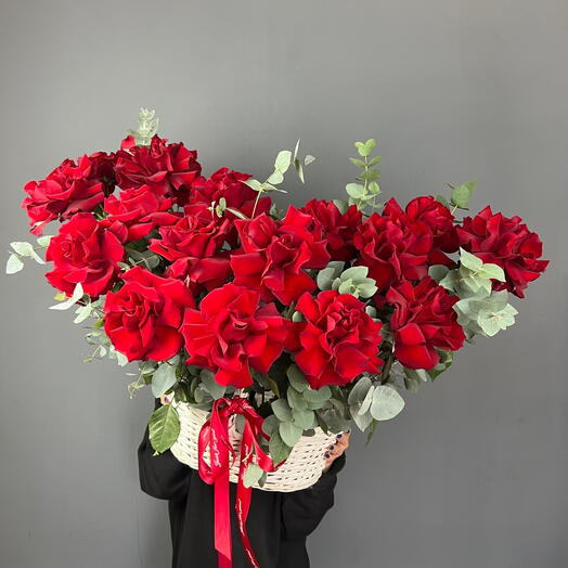Объемная корзина с красными французскими розами и эвкалиптом