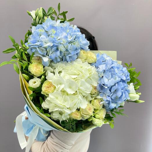 Ramo de Hortensias blancas y azules, rosas piónidas arbustivas y Eustomas
