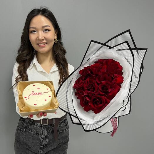Пышный букет роз + бенто торт