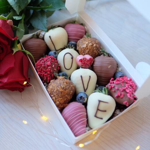 Клубника в шоколаде "LOVE"