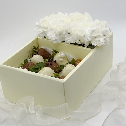 Клубника в шоколаде с цветами