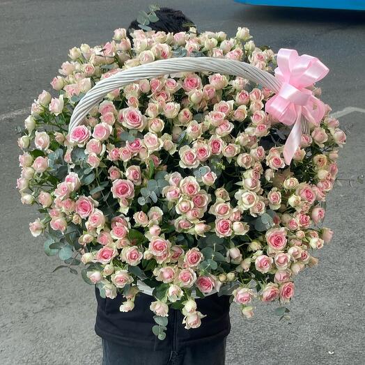 Корзина кустовых роз «розовый воздух»