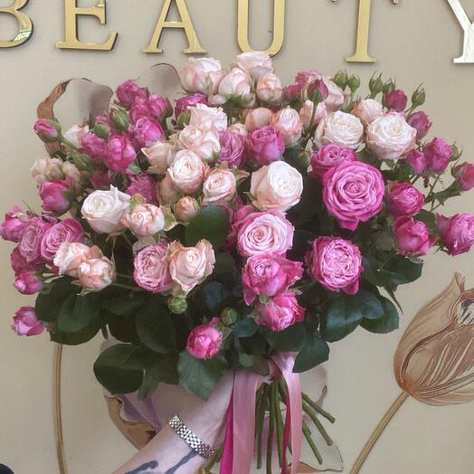 Букет из кустовых, пионовидных роз 💖