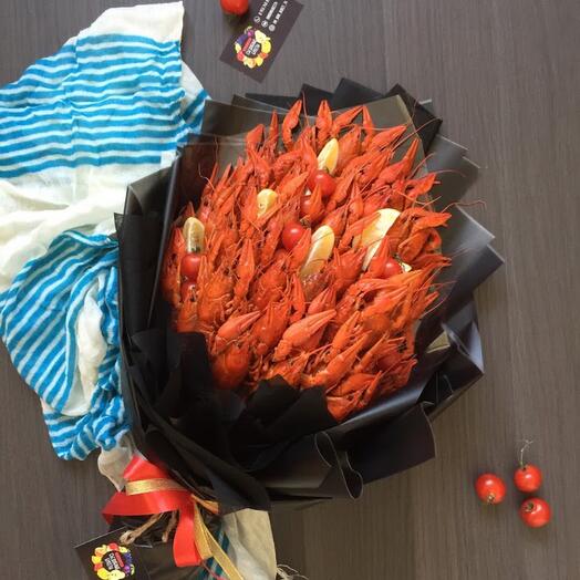 A large bouquet with crayfish and lemon