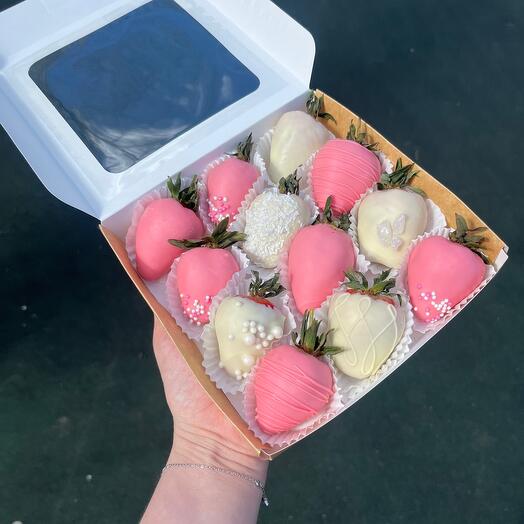 Коробка с клубникой в шоколаде