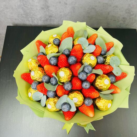 Букет из клубники и конфет Ferrero Rocher