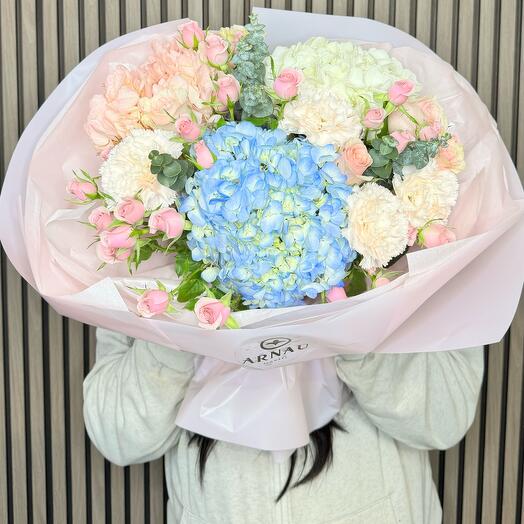 Сборный букет с кустовыми розами и гортензиями