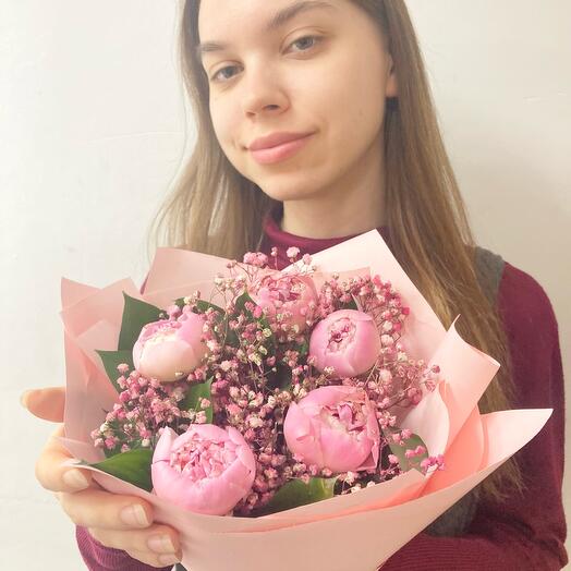 5 пиончиков Сара Бернар с розовой гипсофилой
