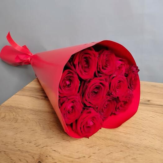 Bouquet of 11 red roses 50 cm in a red package